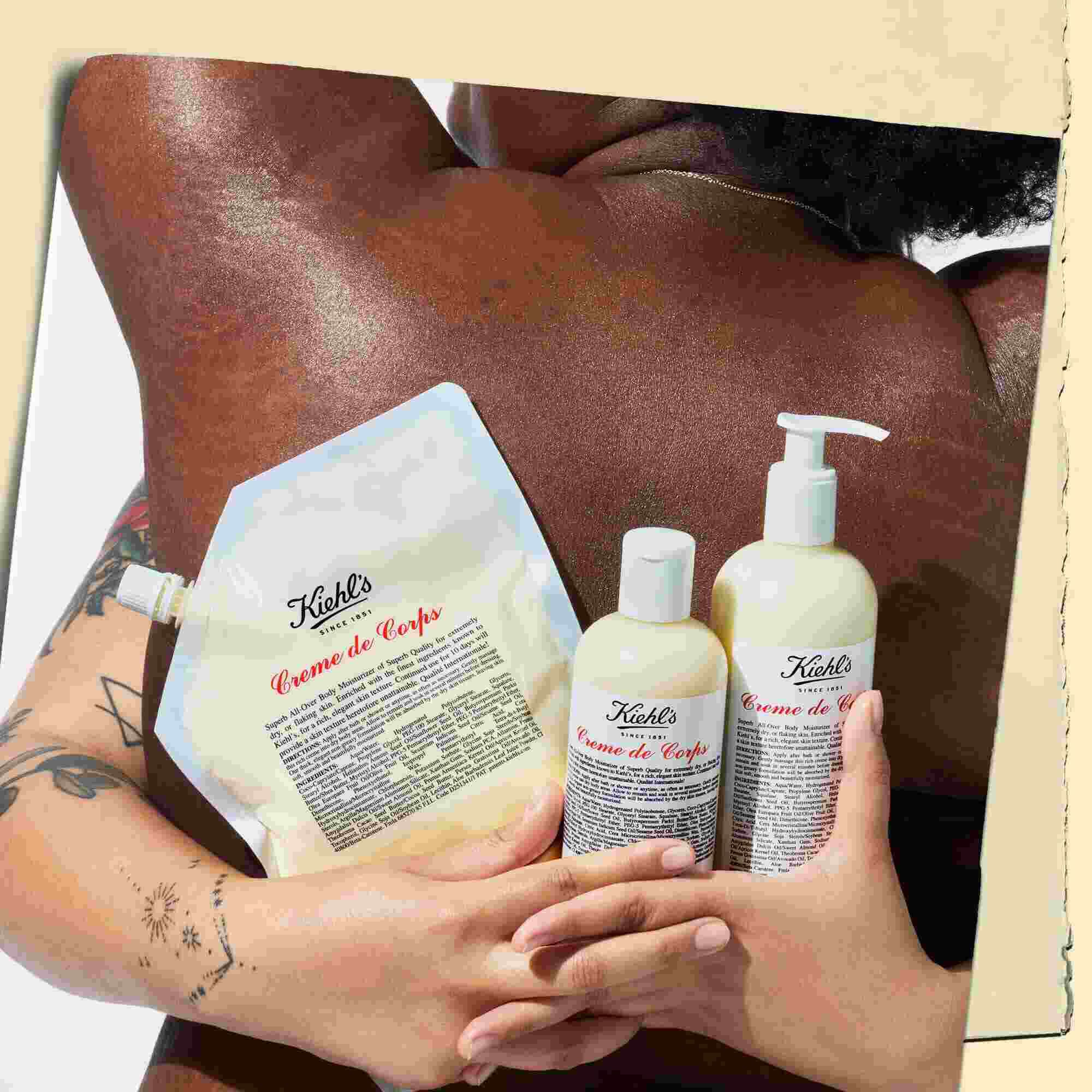 Două modele imbrățișandu-se și ținand trei flacoane de Creme de Corps de diverse dimensiuni