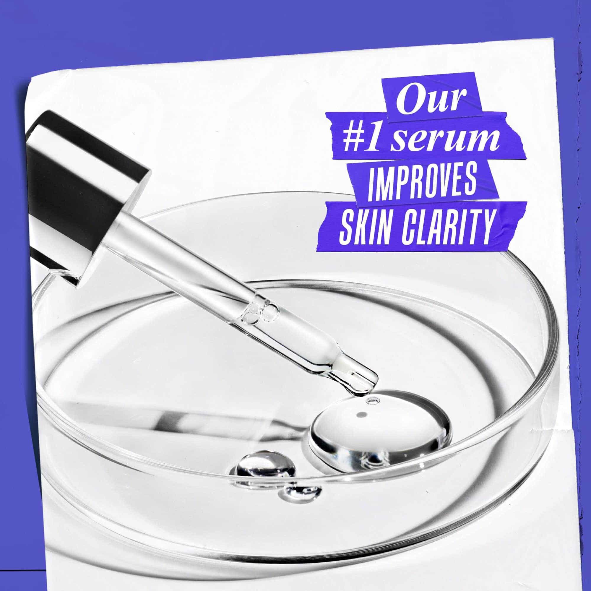 Pipetă care distribuie ser intr-un vas de sticlă cu text: Serul nostru nr. 1 imbunătățește claritatea pielii.