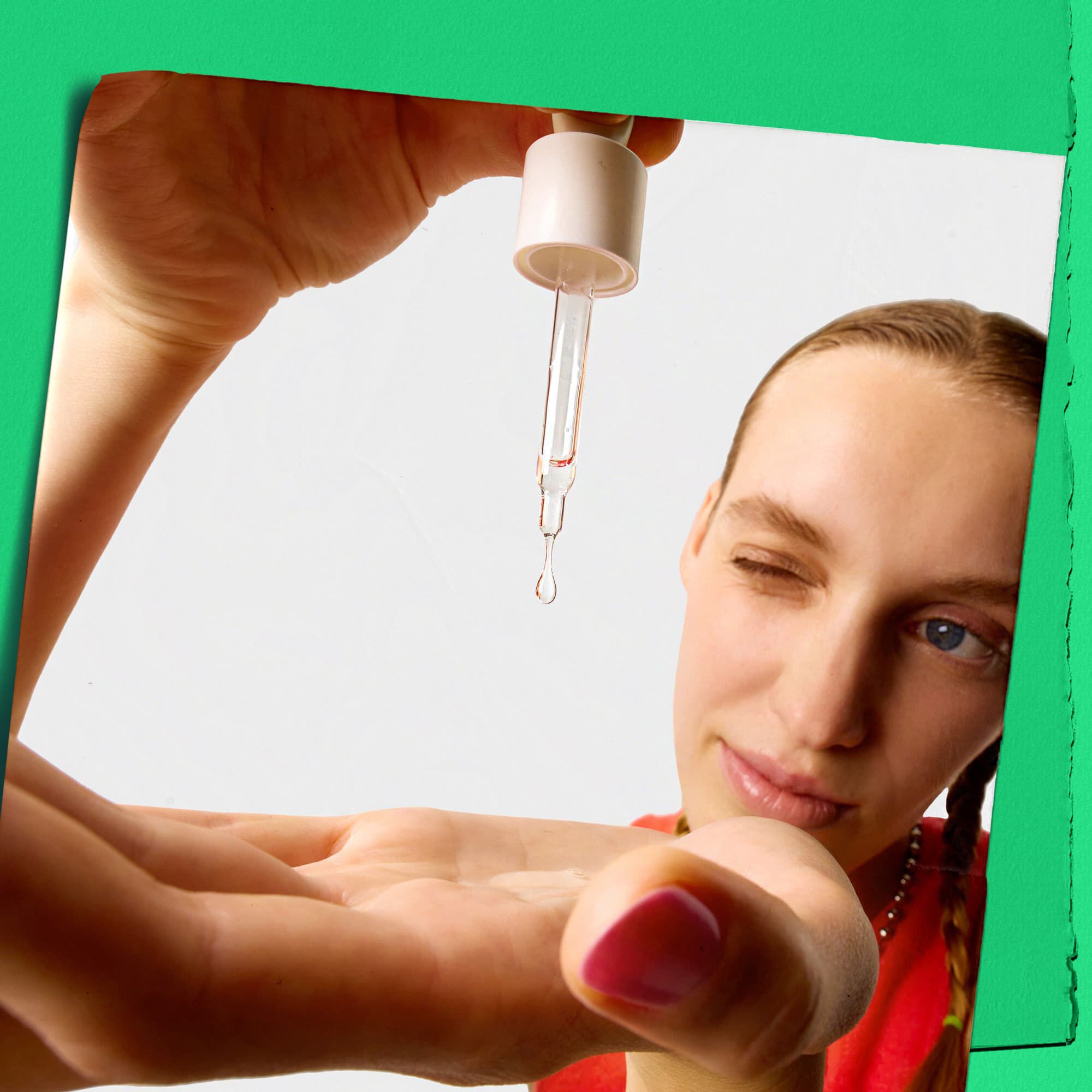 Model care picură serul Kiehl's Ultra Pure High-Potency pe mană