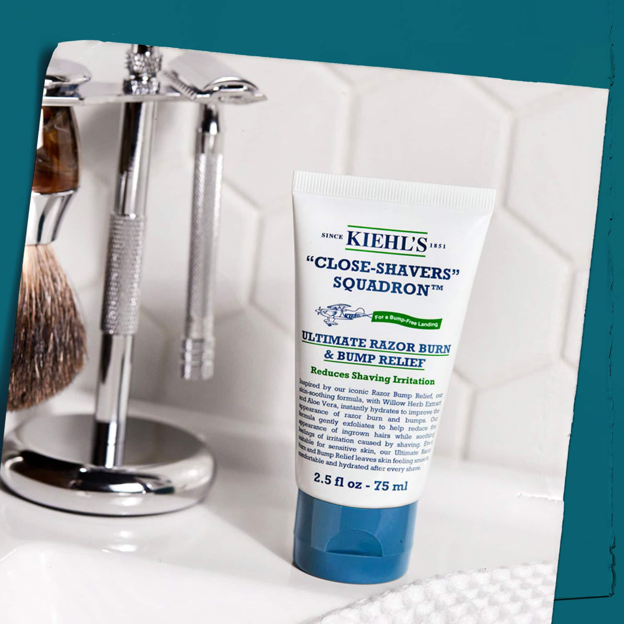 Tub de Close Shavers Squadron Smooth Glider Precision Shave Lotion afișat cu ustensile de bărbierit, subliniind utilizarea sa intr-o rutină de bărbierit.