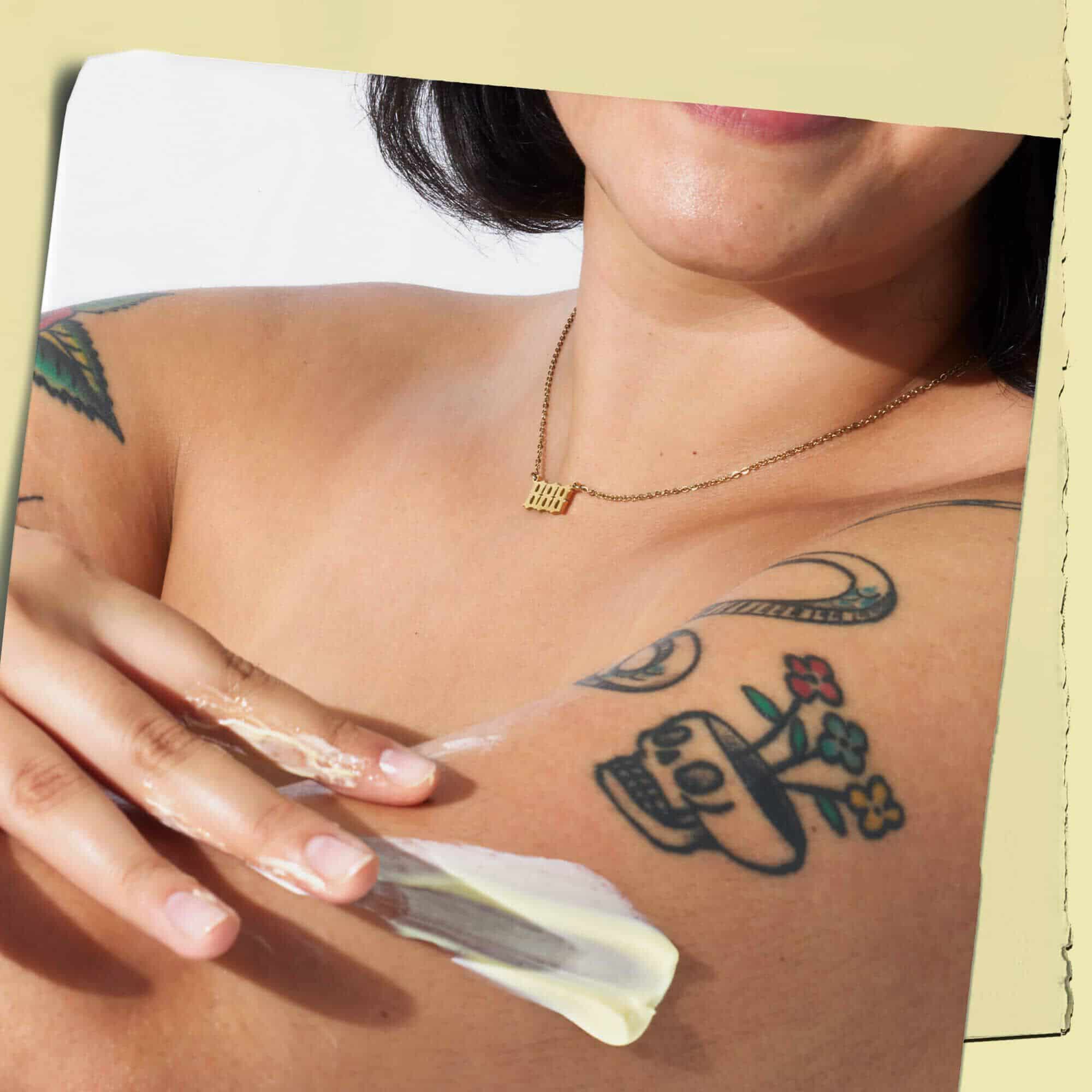 Model tatuat cu textura loțiunii de corp Kiehl's Creme de Corps pe piele