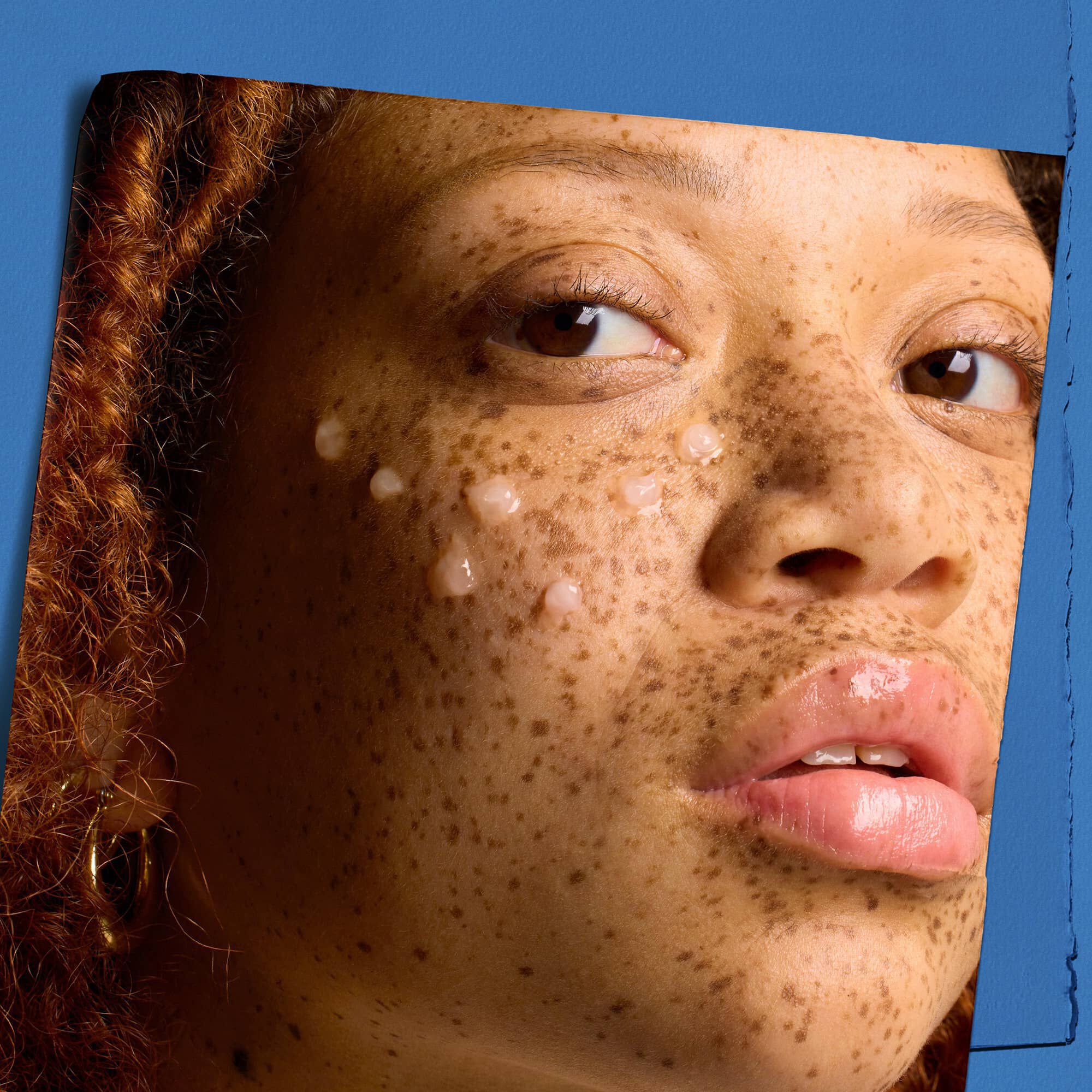 Model cu picături de Kiehl's Hydro Plumping Serum Concentrate pe față