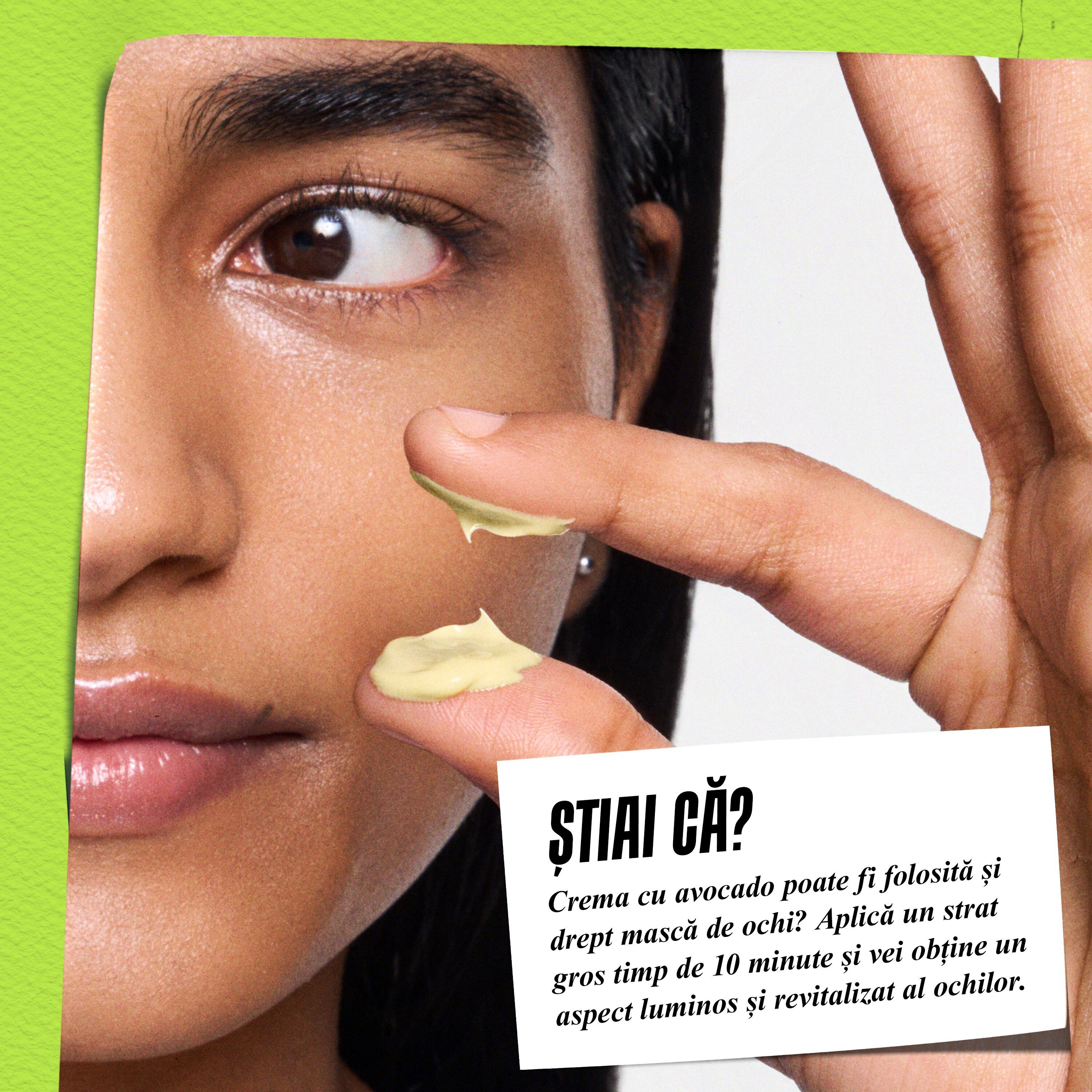Model care ține un borcan de Kiehl's Creamy Eye Treatment with Avocado