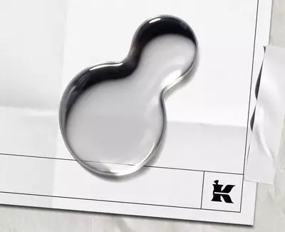 Picătură lichidă transparentă care reprezintă Dexpanthenol (Provitamina B5) pe o foaie albă, cu un logo negru Kiehl's in colț.