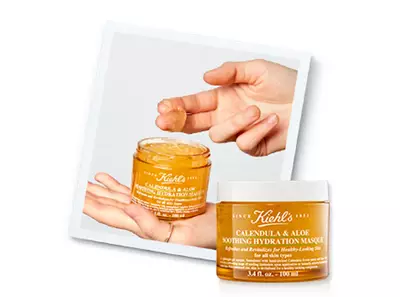 Crema de față Kiehl's cu calendula și aloe, arătată intr-un borcan cu un deget indreptat spre gelul din interior.
