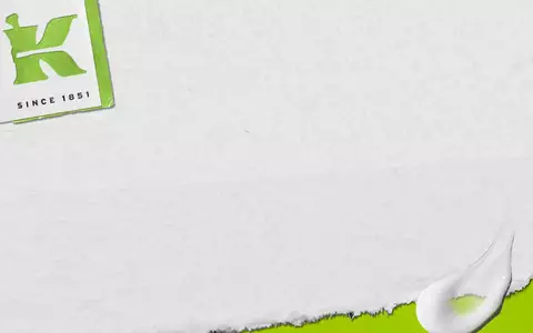 Text de fundal cu un logo verde și inscriptionat "Since 1851" pe un fundal alb, cu un efect de ruptură și o picătură albă.