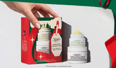 Setul cadou de ingrijire a pielii "Hydrating Holiday Hits" pe un fundal verde, cu cremă facială Ultra și tratament cremos pentru ochi cu avocado in ambalaje festive.